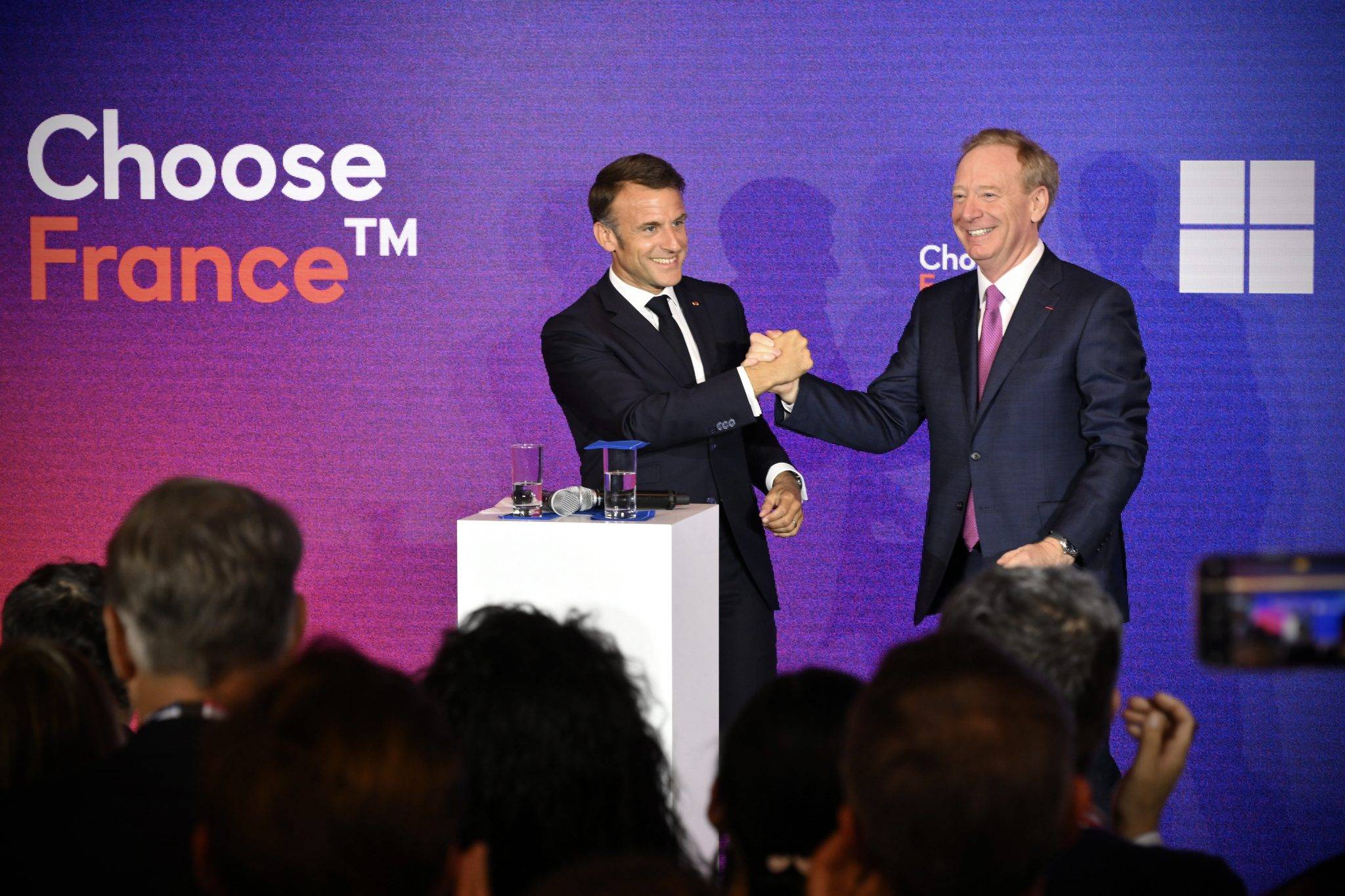 Emmanuel Macron et Brad Smith, président de Microsoft. (Crédit : Microsoft)