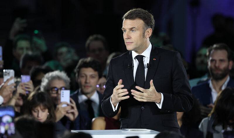 Emmanuel Macron au Grand Palais pendant le Sommet de l'IA. Choose France s'inscrit dans la continuité.