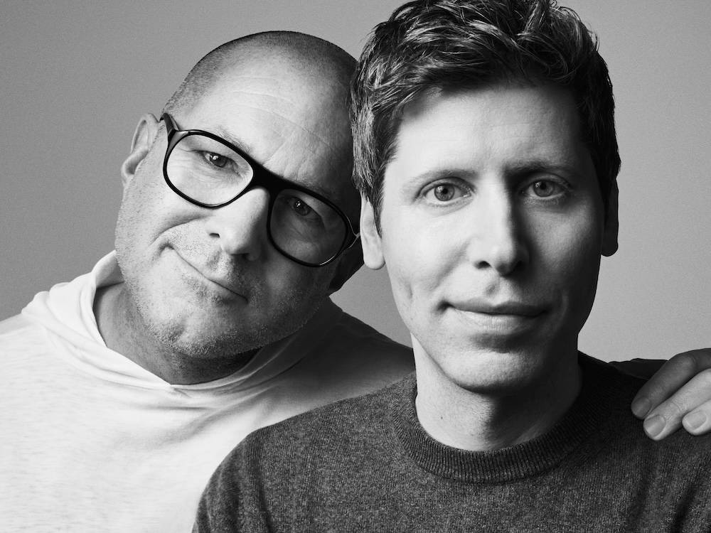 Jony Ive, designer de l'iPhone et de l'iMac, et Sam Altman, le patron d'OpenAI.