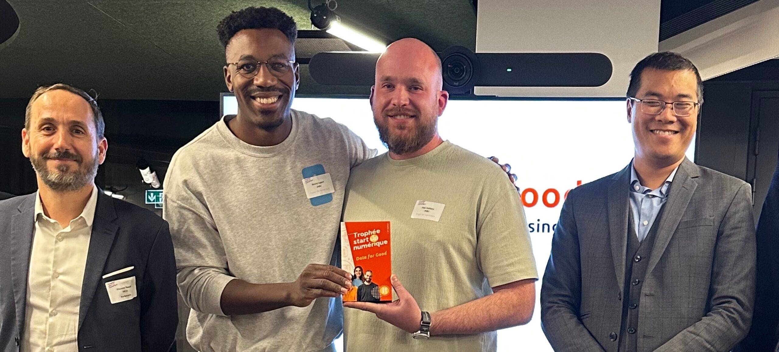 Les fondateurs de Jabu lors de la remise du Trophée Startup Numérique, avec leur parrain de catégorie MC2I