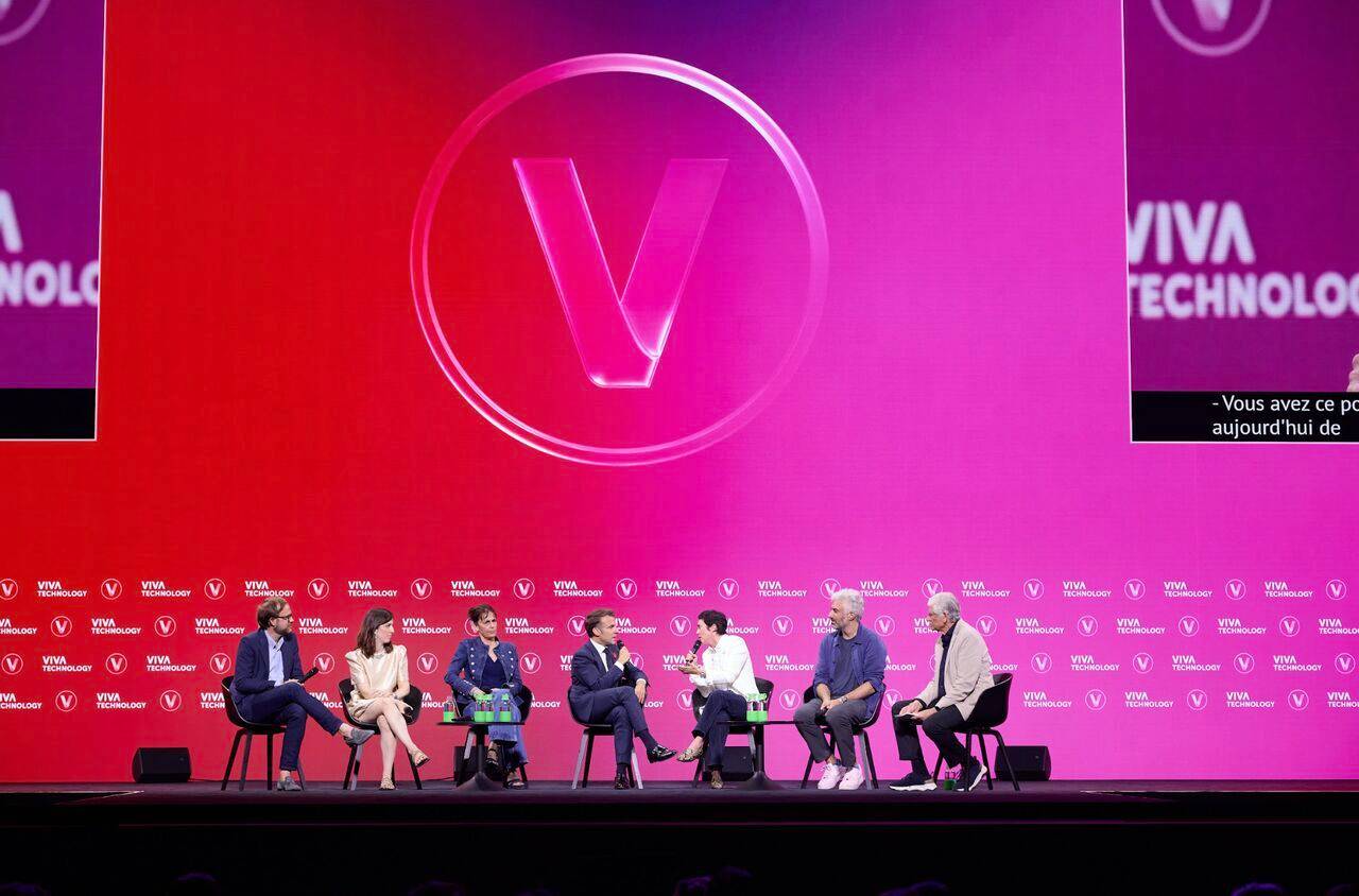 Les entrepreneurs de l'IA à la française sur la scène de VivaTech, aux côtés d'Emmanuel Macron. Crédits : Daniel Barney LinkedIn