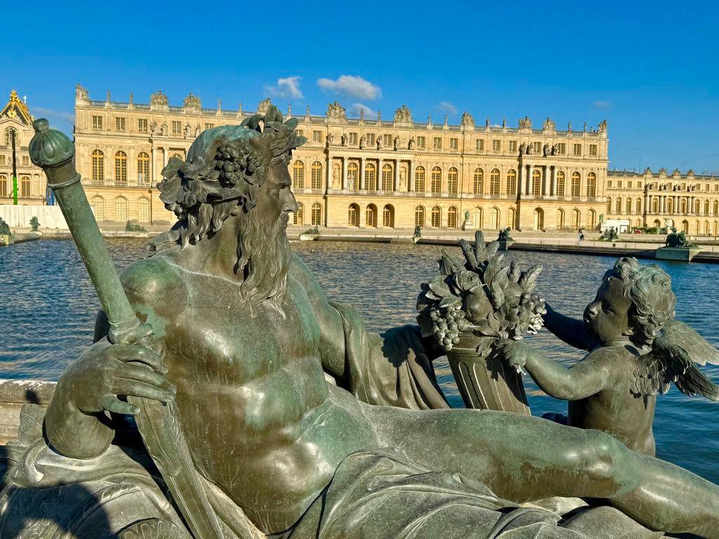 OpenAI et Ask Mona ont mis au point une innovation pour permettre aux visiteurs des jardins du château de Versailles de dialoguer avec une vingtaine de statues.