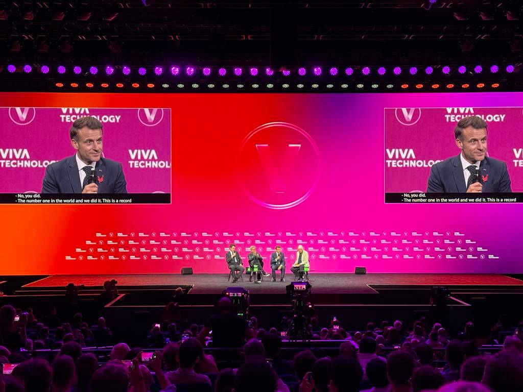 Emmanuel Macron aux côtés de Jensen Huang, Arthur Mensch et Maurice Lévy sur la scène du Dôme de Paris à l'occasion de VivaTech.