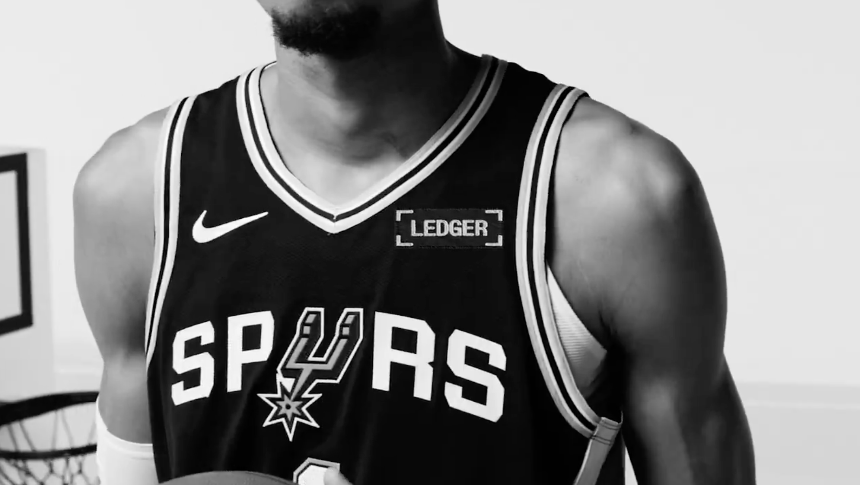 Ledger sera le sponsor maillot des Spurs de San Antonio pendant plusieurs années.
