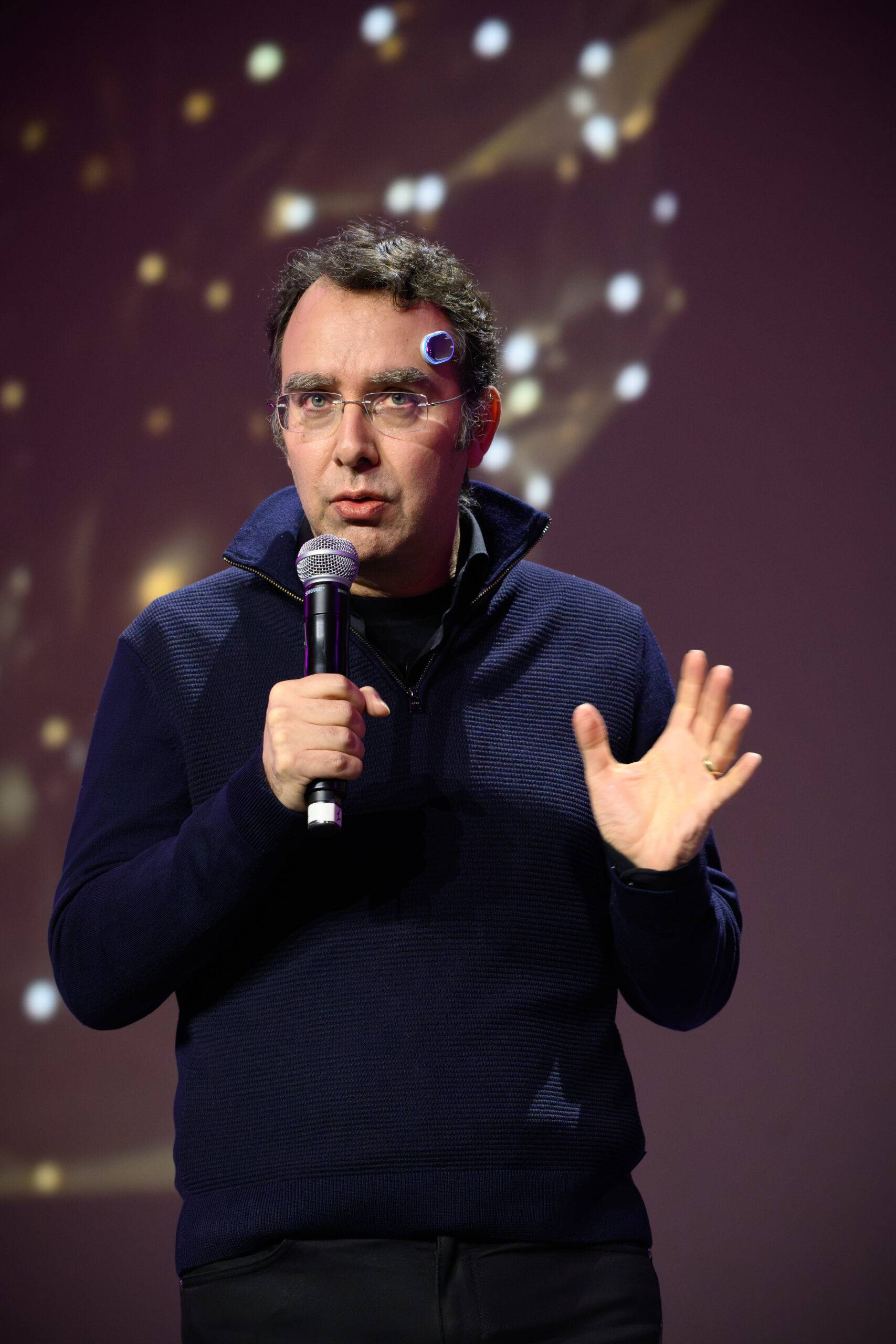 Olivier Locufier, fondateur et CEO de Habs, et son disque dur cérébral. Crédits : Habs