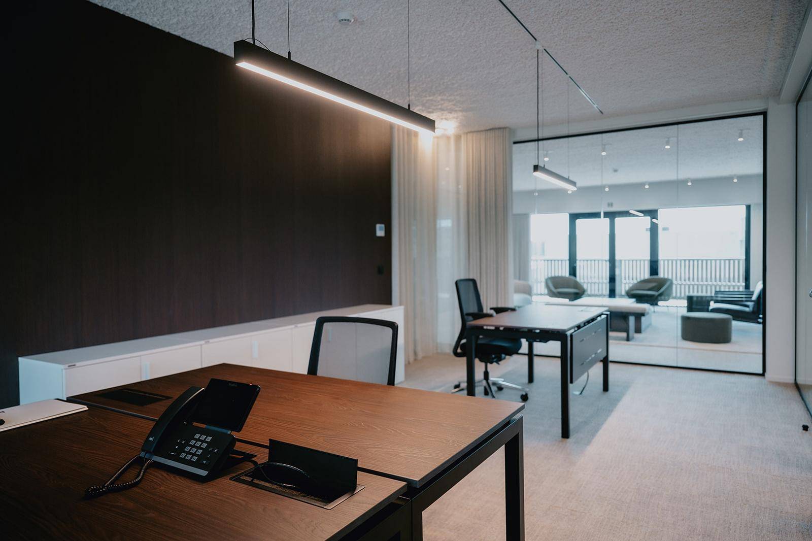 Le Lab of Tomorrow abrite 3 000 mètres carrés de bureaux, de salles de réunions, de phonebox et de studios pour réunir au même endroit startups, scaleups, investisseurs, universitaires, artistes et tous les acteurs qui souhaitent innover dans l’industrie du divertissement et des technologies.