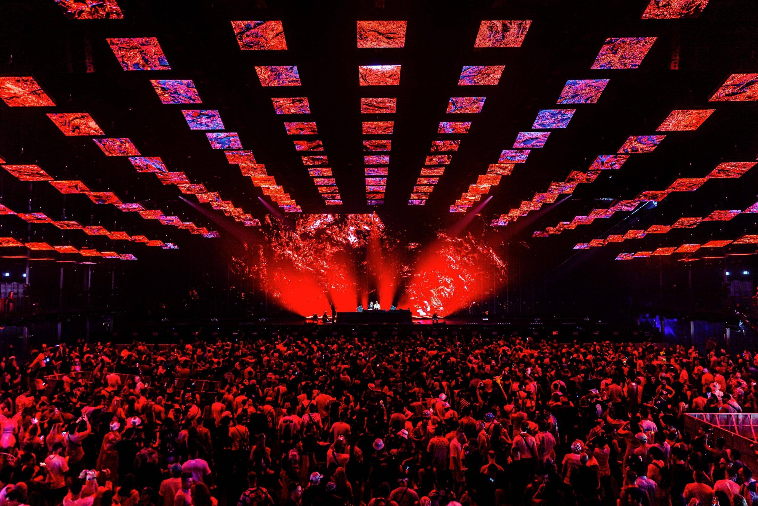 L'impressionnante Freedom Stage de Tomorrowland, dotée d’une spectaculaire structure mobile au plafond comprenant 420 panneaux LED motorisés.