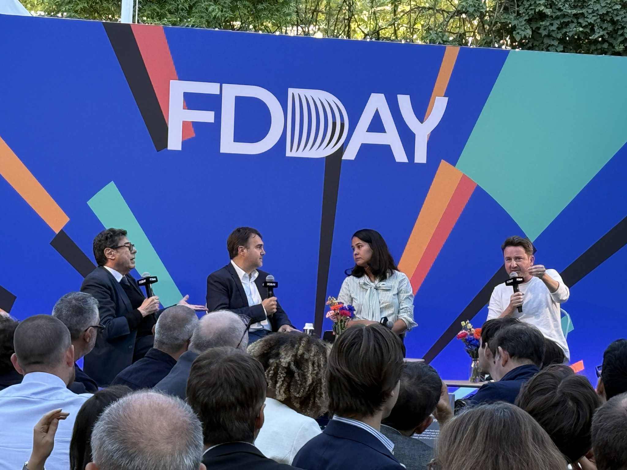 Les économistes Gabriel Zucman et Philippe Aghion ont débattu au FDDAY, au Musée des Arts forains à Paris.